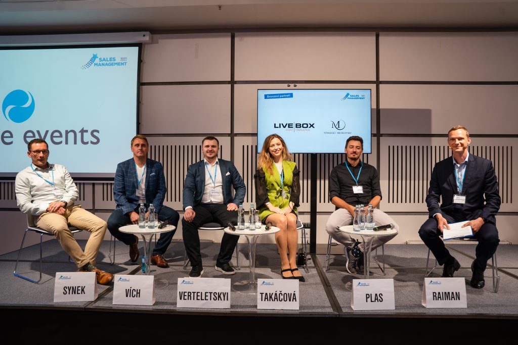 Účastníci panelové diskuze. Zleva: Ondřej Synek, Jaroslav Vích, Max Verteletskyi, Gabriela Takáčová, Jakub Plas a moderátor Alex Raiman. Zdroj: Blue Events.